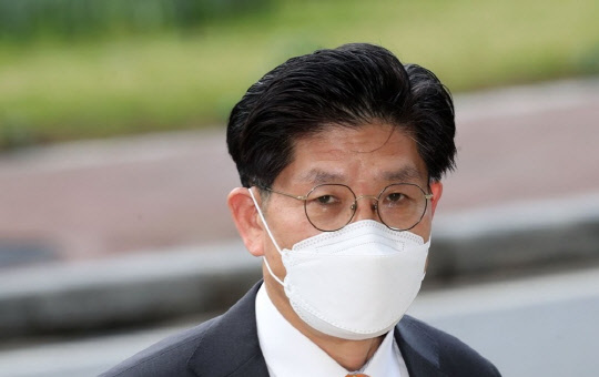 노형욱 국토부 장관 후보자가 지난달 30일 정부과천청사 서울지방국토관리청에 마련된 인사청문회 준비 사무실로 출근하고 있다. <연합뉴스>